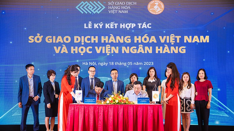 Lễ ký kết giữa Sở Giao dịch Hàng hóa Việt Nam và Học viện Ngân hàng.